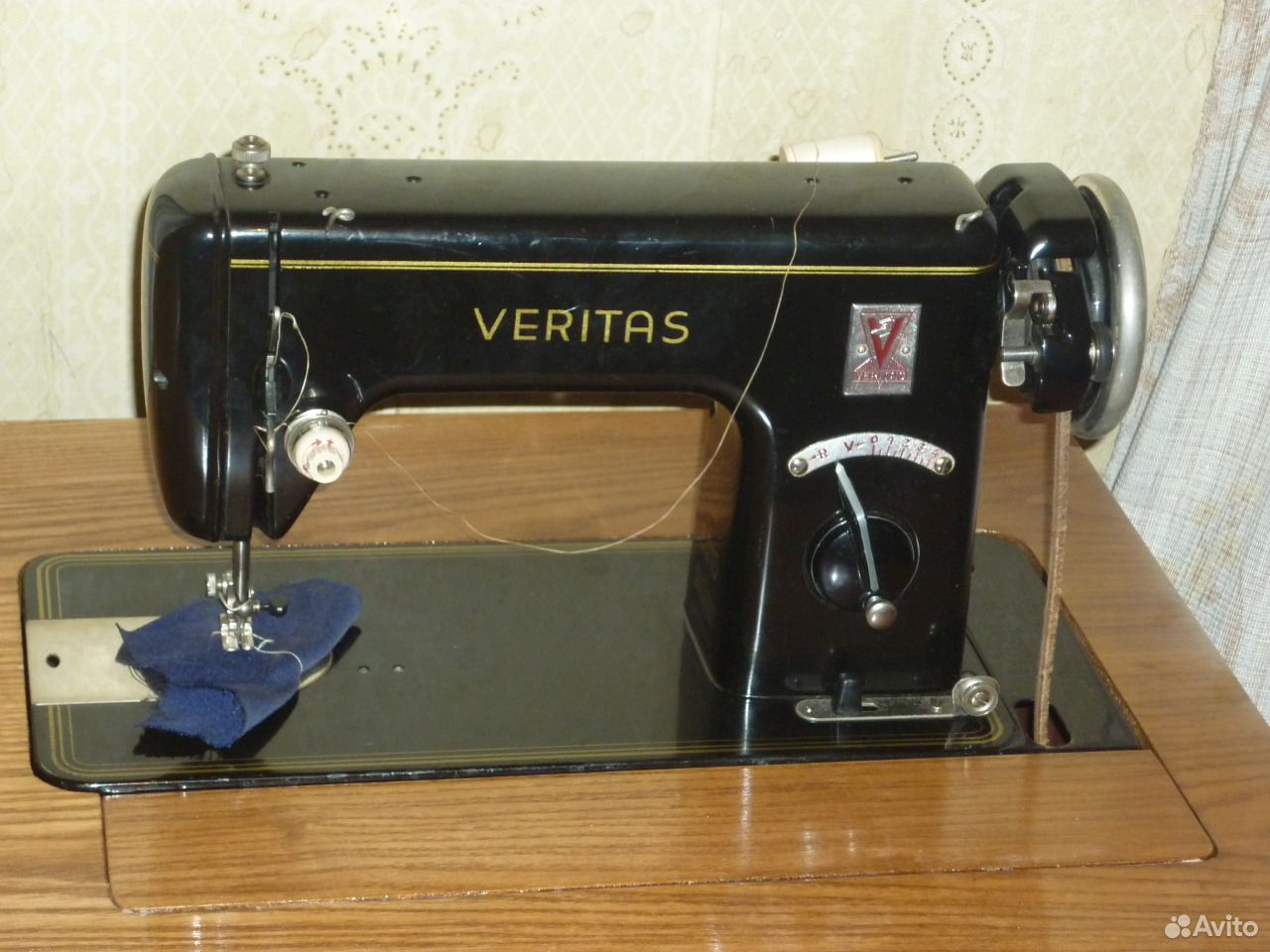 Швейная машинка Веритас с тумбой. Швейная машинка с ножным приводом veritas. Веритас в тумбе.