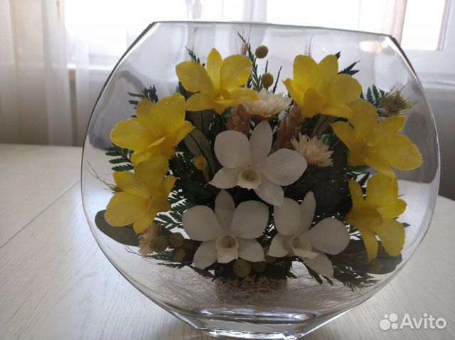 Живые цветы в стекле