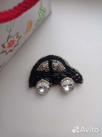 Машинка брошка