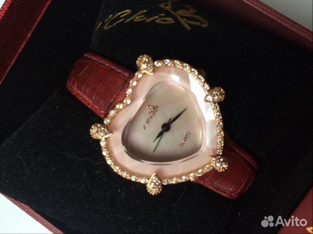Шикарные новые жен часы сердце Le Chic Swarovski Шикарные новые жен часы сердце Le Chic Swarovski