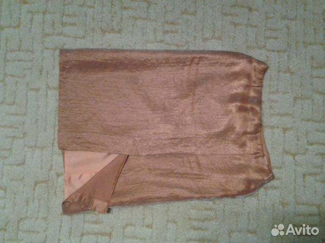 Юбка и пиджак из блестящей ткани Юбка и пиджак из блестящей ткани