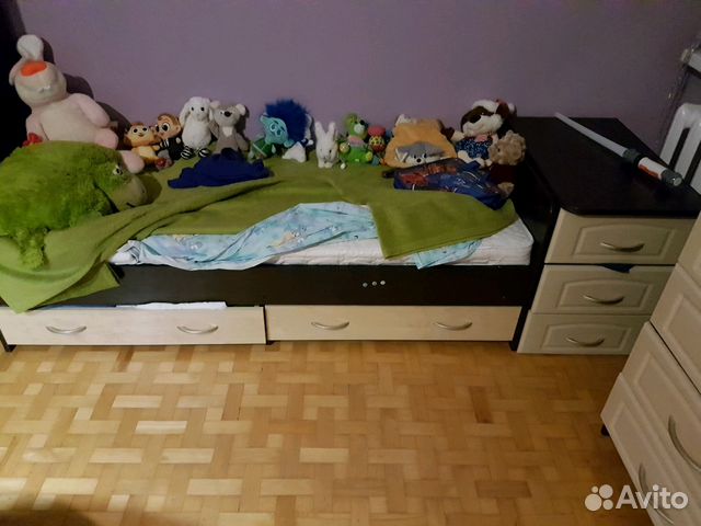 Комплект мебели из детской кровати, комода с перен