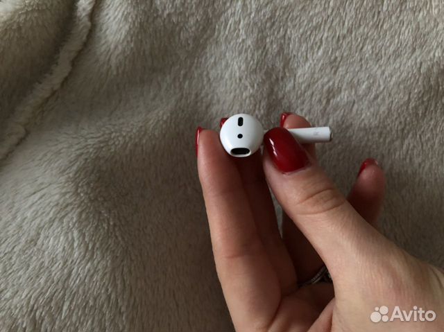 Правый наушник AirPods Правый наушник AirPods