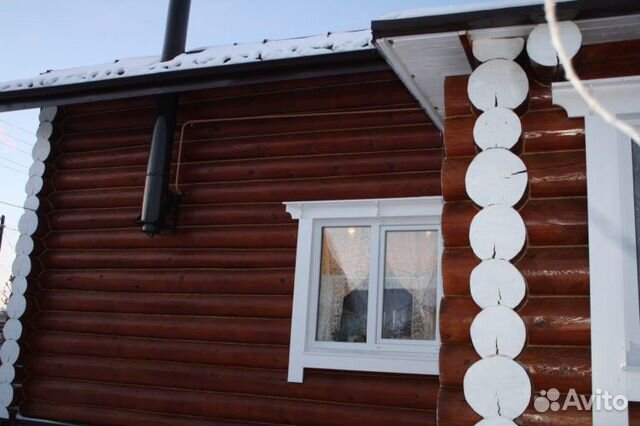 Сруб дома из рубленного бревна. Зимний лес