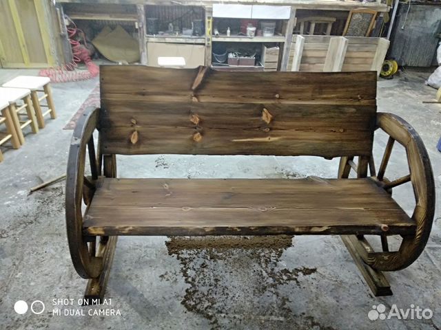 Скамейка старинная (с колесами от телеги)
