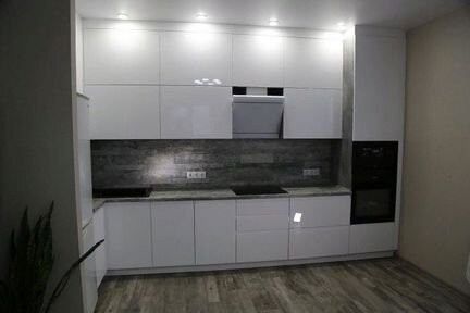 Кухня под потолок с интегрированной ручкой