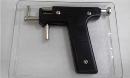 Пистолет для прокола ушей