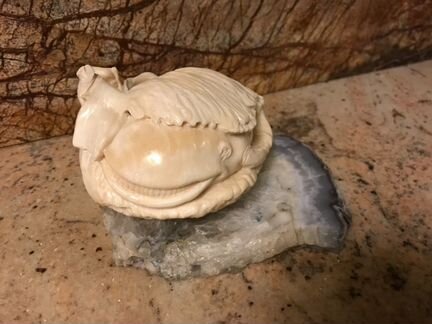 Композиция кит в море. Кость. Камень агат