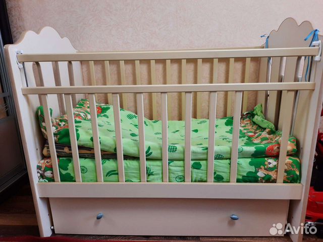 Детская кроватка с поперечным маятником