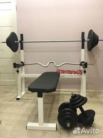 Скамья жимовая со штангой и гантелями
