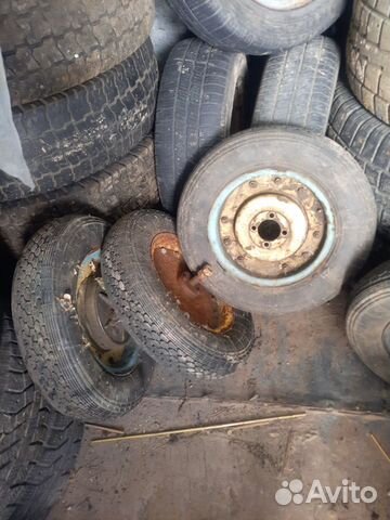 Колеса с осью для садовой стротельной тачки