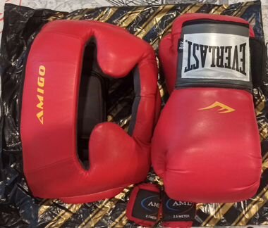 Боксерские перчатки, шлем