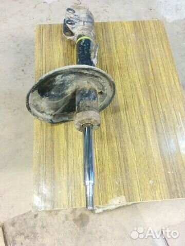 Амортизатор Рав 4 передний правый kayaba