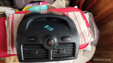 Передняя панель торпеды с часами на Ниссан Альмера