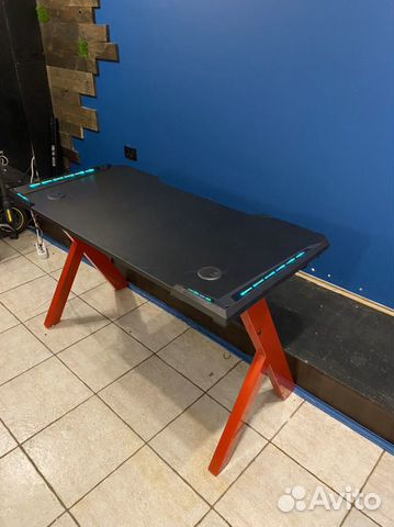 Стеклянный компьютерный стол с подсветкой