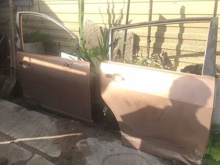 Nissan Tiida 2009 г/ хэтчбек двери