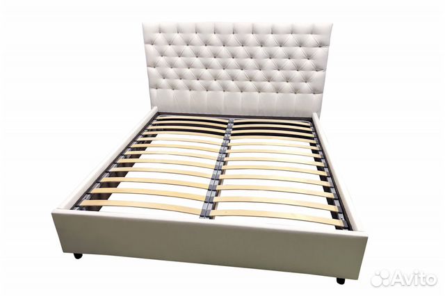 Двуспальная кровать с каретной стяжкой и подъемным механизмом