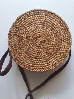 Плетённая круглая сумка из ротанга