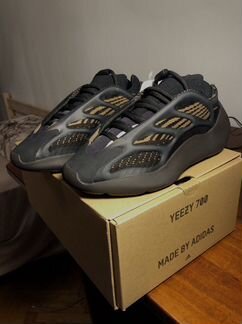 Кроссовки adidas yeezy boost 700 v3