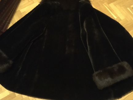 Шуба-манто из мутона (овчина), отделка песец