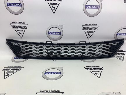 Решетка переднего бампера нижняя Volvo XC70 08-16