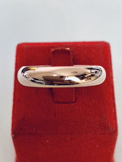 Золотое обручальное кольцо