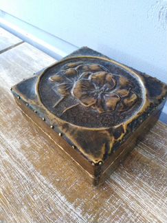 Шкатулка в русском стиле с басменной накладкой