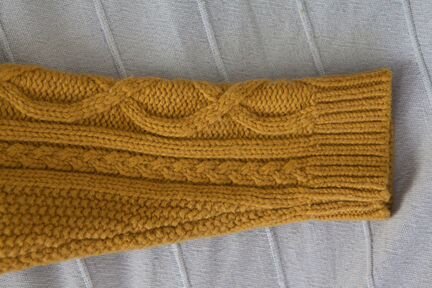 Свитер с вязкой косами р XS-S