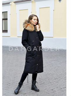 Парка новая зимняя женская с мехом енота