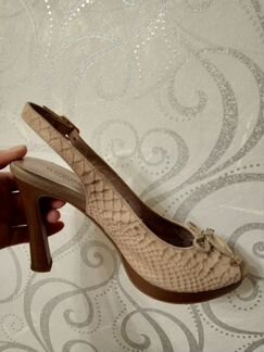 Эффектные кожаные босоножки