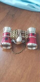 Красный бинокль театральный