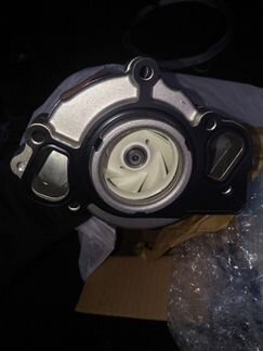 Помпа на renge rover vouge 4,4 ягуар