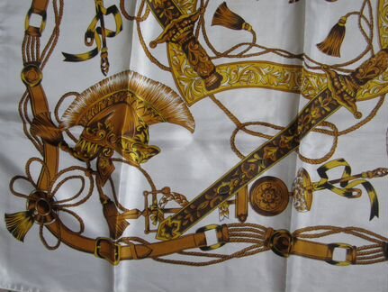 Платок на голову большой белый с шлемом и уздечкой