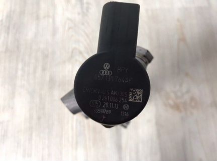 Клапан регулировки давления с рампой правый Vw