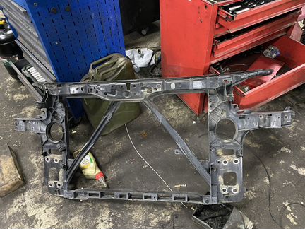 Q7 4L передняя рамка радиаторов, телевизор