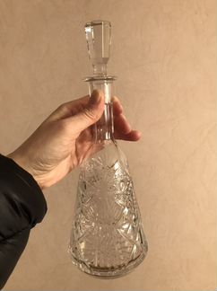 Хрустальный графин с рюмками и подносом