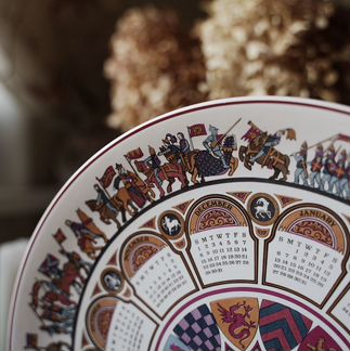 Wedgwood тарелка Календарь 1974 г. Камелот, Англия