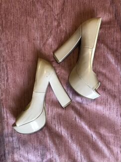 Туфли/босоножки лаковые,бежевые