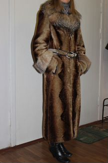 Новая мутоновая шубка богатый воротник лисы