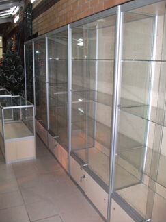 Пристенные витрины для автозапчастей