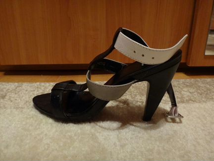 Босоножки на каблуке