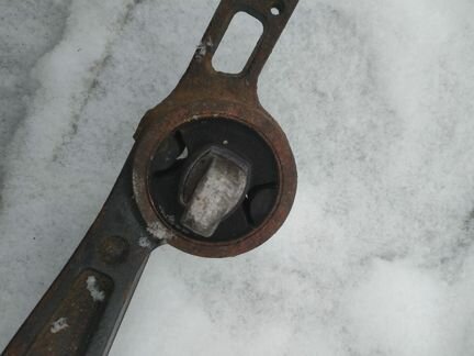 Кронштейн редуктора мерседес виано 6393530595