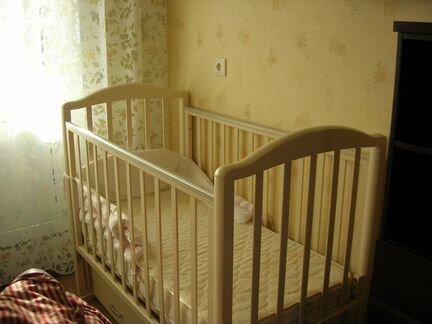 Детская кроватка качающаяся с матрацем и ящиком