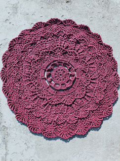 Вязаная салфетка на стол