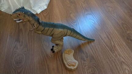 Динозавр на пульте управления