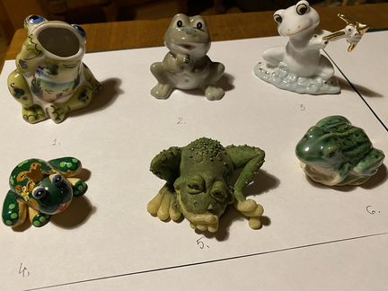 Лягушки статуэтки, игрушки, шкатулка разные