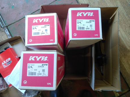 Стойки на Авенсис 220