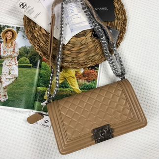 Женская сумка Chanel на цепочке бежевая кожа новая