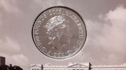 Монета Букингемский дворец 100 фунтов
