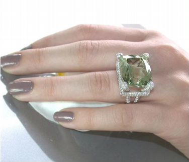 Кольцо с салатовым цирконом